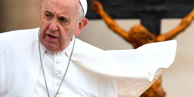 Vaticano informa que papa Francisco salió del estado de gravedad