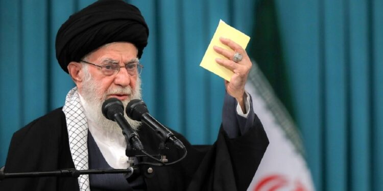 Líder supremo de Irán asegura que la invitación de Trump a negociar es «un engaño»