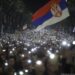 Miles de personas exigen la salida del presidente de Serbia y el Gobierno usó un cañón sónico ilegal contra manifestantes