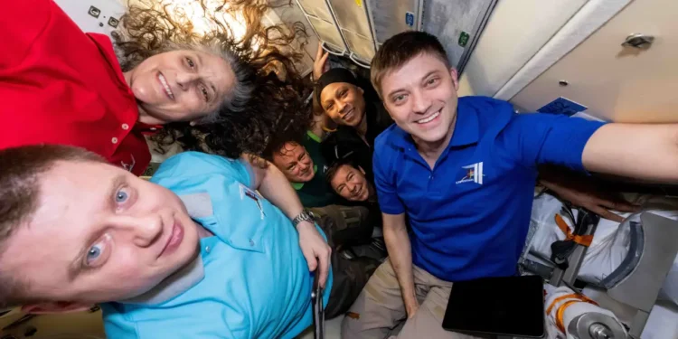 Astronautas atrapados en la Estación Espacial Internacional regresan a la Tierra este martes