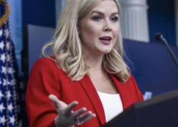 La Casa Blanca asegura que «no tiene dudas» que venezolanos enviados a El Salvador son del Tren de Aragua