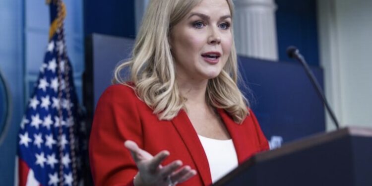 La Casa Blanca asegura que «no tiene dudas» que venezolanos enviados a El Salvador son del Tren de Aragua