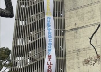 Estudiantes de la UCV despliegan nueva pancarta: «El poder es nuestro, somos millones»