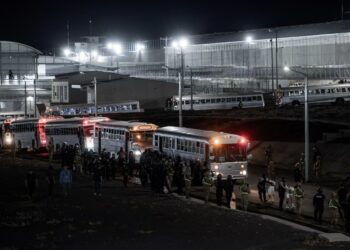 Juez advierte sobre consecuencias si administración Trump viola orden de deportación