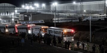 Juez advierte sobre consecuencias si administración Trump viola orden de deportación