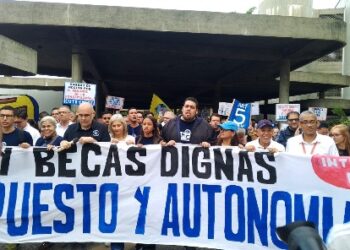 Profesores universitarios, empleados y obreros se movilizaron hacia la sede del Ministerio de Educación Universitaria para demandar salarios dignos