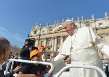 Papa Francisco suspende ventilación mecánica y muestra mejoría tras 34 días hospitalizado