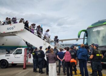 ONG advierten que migrantes expulsados por EEUU a países centroamericanos sufren desprotección