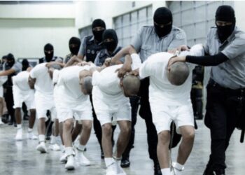 Revelan lista extraoficial de los nombres de los venezolanos deportados a El Salvador