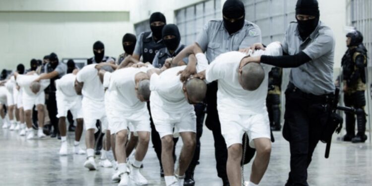 Revelan lista extraoficial de los nombres de los venezolanos deportados a El Salvador