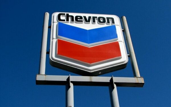 Trump considera extender licencia para que Chevron siga operando en Venezuela