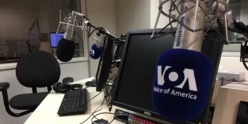 Empleados de la VOA demandan a la Administración Trump por su cierre y piden su reapertura