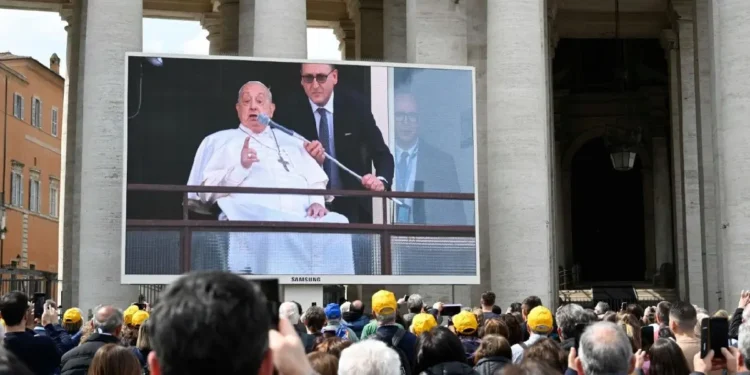 Papa Francisco fue dado de alta y reaparece en público tras 38 días de hospitalización