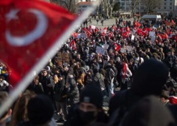 Protestas multitudinarias en Turquía desafían el poder de Erdogan