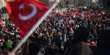 Protestas multitudinarias en Turquía desafían el poder de Erdogan