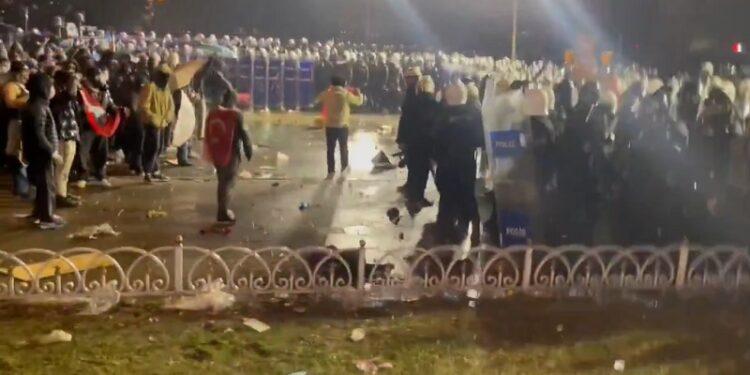 Alcalde de Estambul es encarcelado en medio de manifestaciones en Turquía