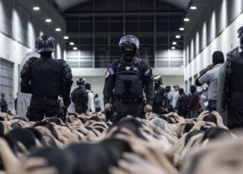 Mujeres deportadas por Estados Unidos a El Salvador no fueron recibidas en el CECOT