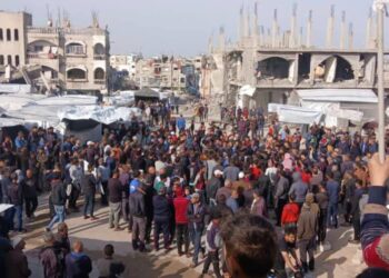 Cientos de palestinos protestan en Gaza para exigir que el grupo terrorista Hamás abandone el poder