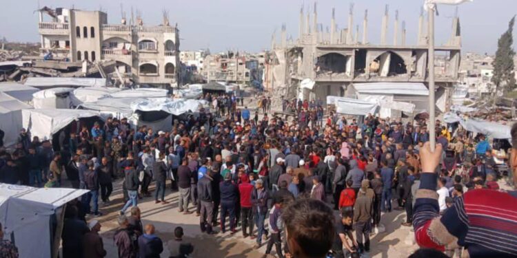 Cientos de palestinos protestan en Gaza para exigir que el grupo terrorista Hamás abandone el poder