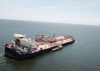 Mueren tres trabajadores al explotar barcaza petrolera en el Lago de Maracaibo