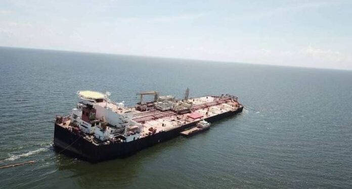 Mueren tres trabajadores al explotar barcaza petrolera en el Lago de Maracaibo