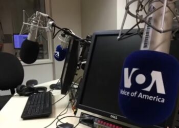 Juez bloquea temporalmente el cierre de Voice of America por parte de Trump