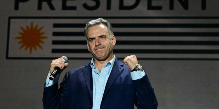 Yamandú Orsi tomó posesión como el nuevo presidente de Uruguay