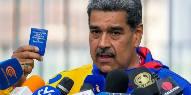 Expertos advierten que reforma de Maduro puede derivar en otra Constitución