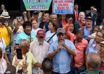 Trabajadores venezolanos convocan una protesta el lunes para exigir un aumento salarial