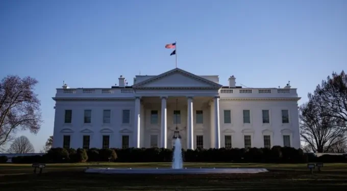 Juez federal bloquea temporalmente la capacidad de Trump para deportar a inmigrantes bajo la Ley de Enemigos Extranjeros