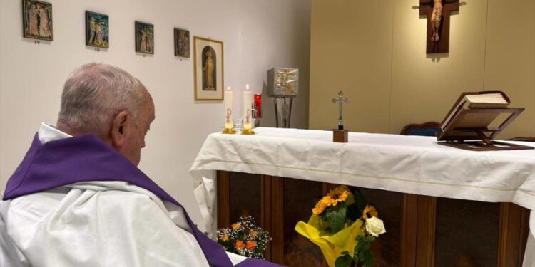 El Vaticano difunde la primera foto del papa desde su hospitalización