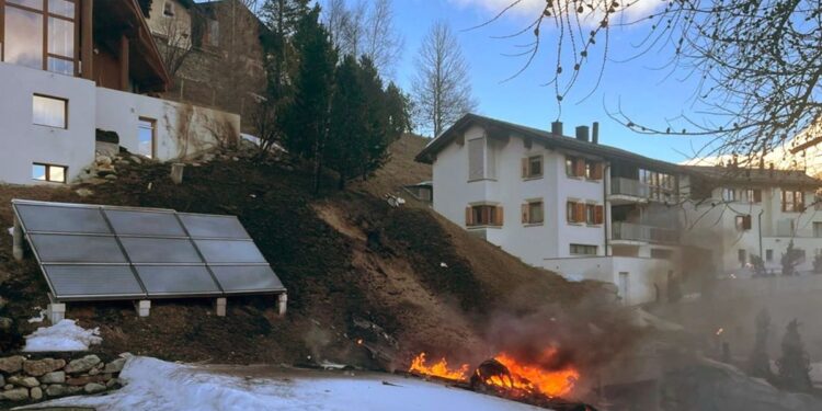 Tres personas mueren al estrellarse una avioneta en una zona residencial del sur de Suiza