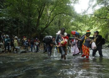 Costa Rica y Panamá coordinan transporte para migrantes que intentan regresar desde EEUU