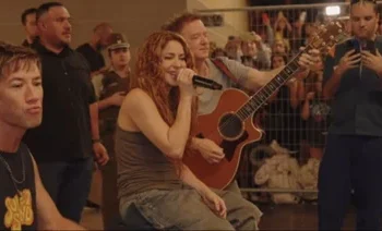 Shakira cantó a sus fans en la puerta del hotel, tras cancelar sus shows en Chile