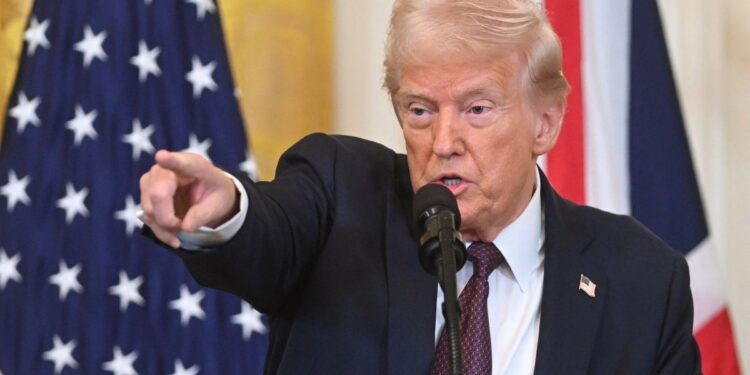 Trump da las gracias a Bukele por recibir a «criminales» deportados por Estados Unidos