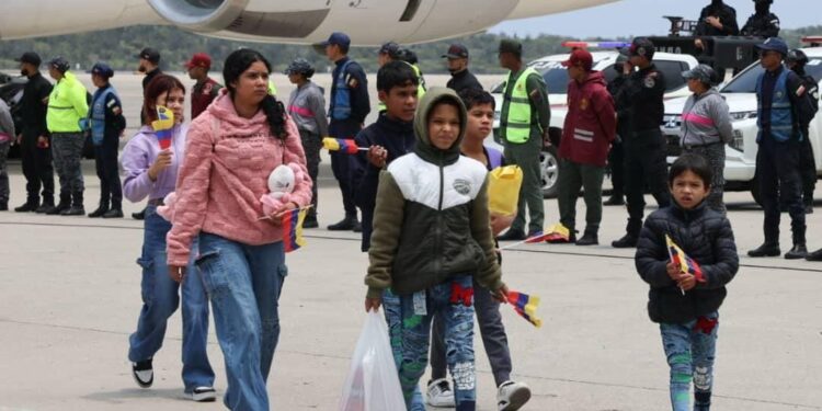 Una veintena de niños volvieron solos a Venezuela en un vuelo de repatriación desde México