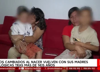 Dos niños peruanos intercambiados al nacer en el 2018 retornan a sus familias biológicas