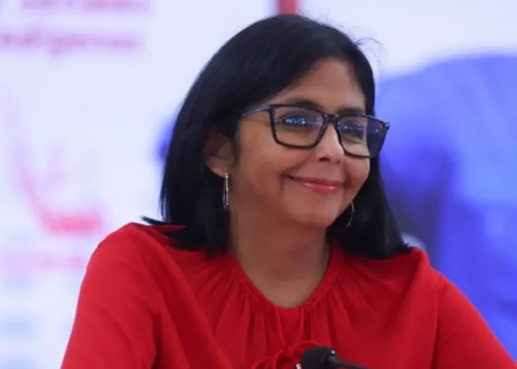 Delcy Rodríguez reitera que El Salvador «está obligado» a informar sobre migrantes venezolanos