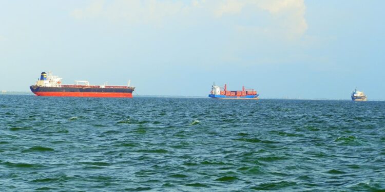 Reportan 3 muertos y 6 heridos tras explosión en barcaza en el Lago de Maracaibo
