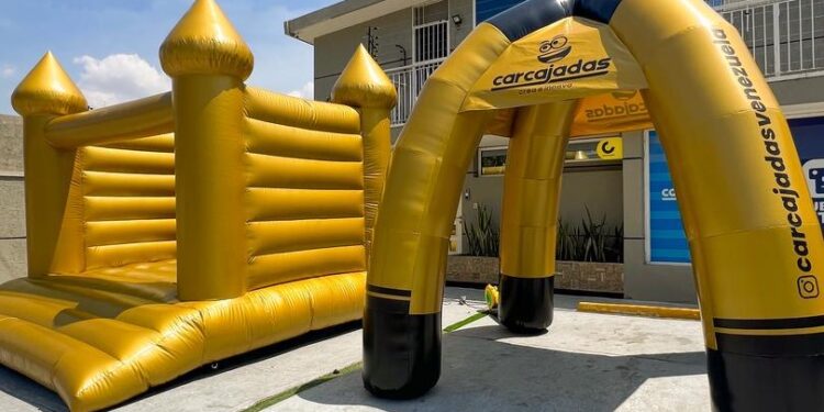 Carcajadas Venezuela lanzó al mercado su más reciente producto “Inflables de Oro»