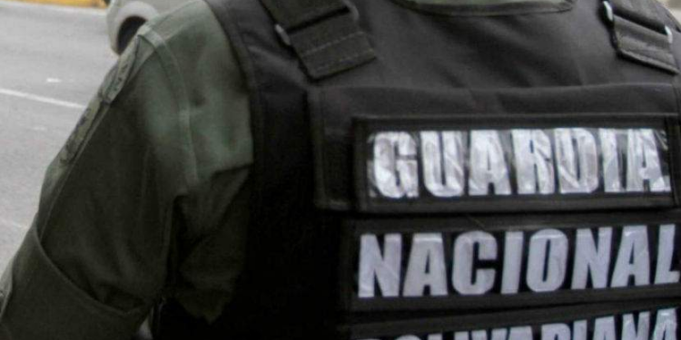 Militares venezolanos detienen a cinco personas en estado fronterizo acusados de narcotráfico