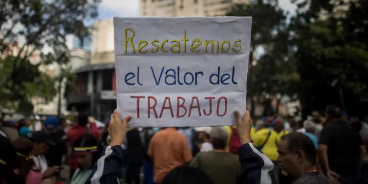 Venezuela cumple tres años sin aumento salarial mientras la crisis de agudiza