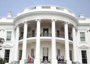 La Casa Blanca niega que desobedeciera al juez que ordenó parar la deportación a El Salvador de centenares de migrantes