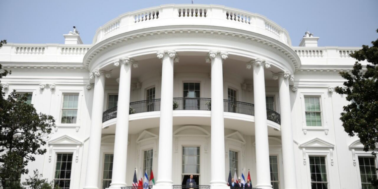 La Casa Blanca niega que desobedeciera al juez que ordenó parar la deportación a El Salvador de centenares de migrantes