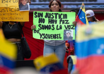 Un tatuaje, una oreja o el cuello: madres venezolanas reconocen en fotos a sus hijos enviados como criminales a El Salvador