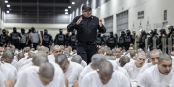Juez de EEUU extiende plazo para que administración Trump proporcione detalles sobre deportación de venezolanos a El Salvador
