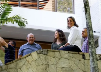 Bajo asedio y sin salvoconductos: dirigentes opositores cumplieron un año refugiados en la embajada de Argentina