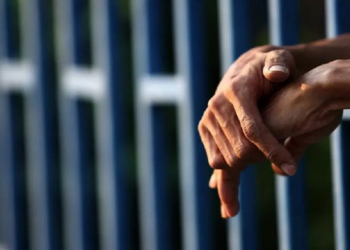 Detenida en Aragua una pareja que obligaba a su hijo a fumar (Video) 