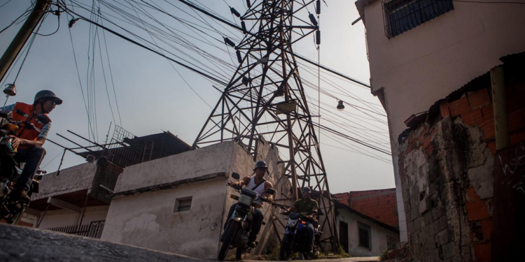 Régimen de Maduro reduce horario laboral para bajar consumo de energía eléctrica