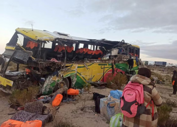 Dos autobuses chocaron en Bolivia y dejaron al menos 37 muertos y decenas de heridos